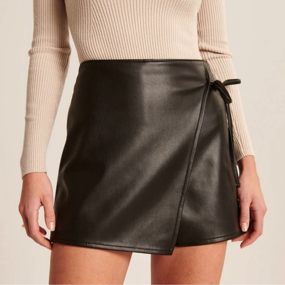 Abercrombie & Fitch Black Faux Leather Mini Skort Skirt Size XXS